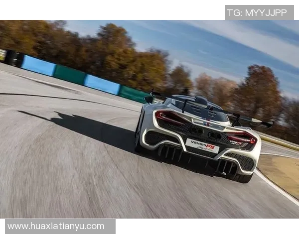 足球巨星驰骋赛道 球场与赛道的激情碰撞展现速度与技巧