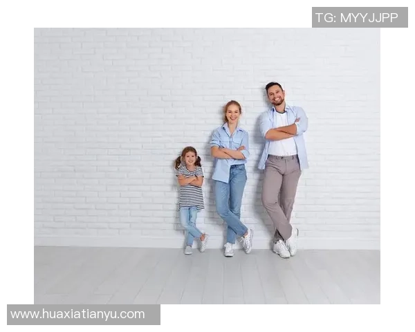 足球明星与家人温馨合影展现幸福家庭三口之乐